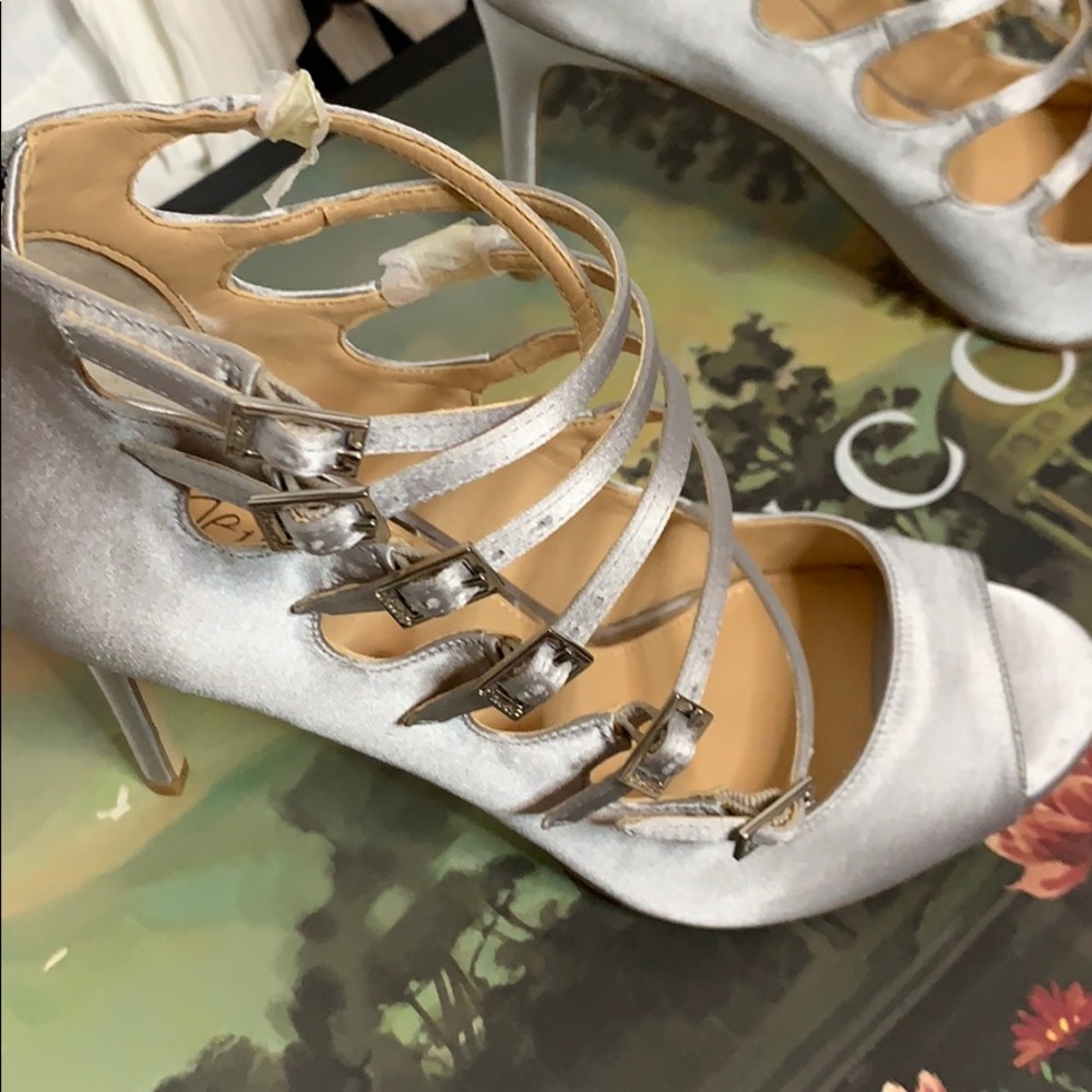 Strappy sandal pump